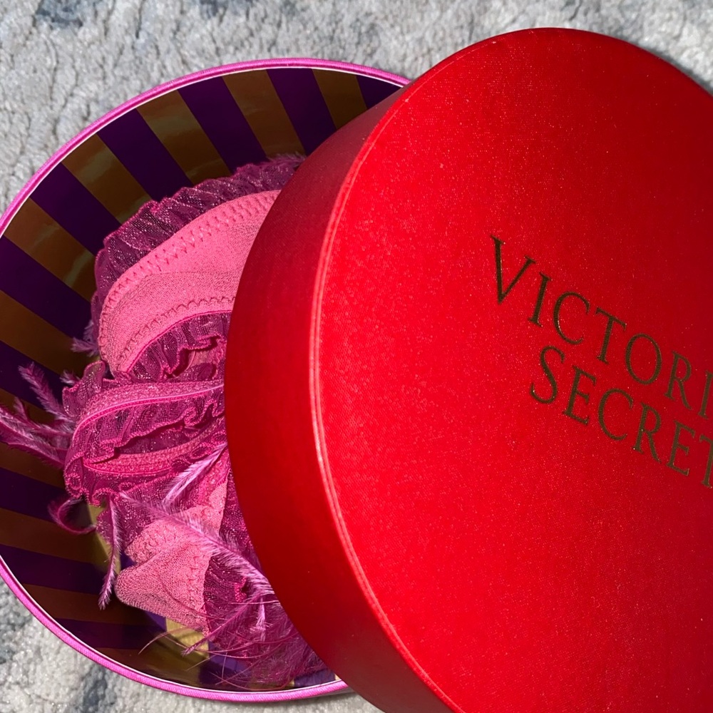 Victorias Secret Feather Thong NIB